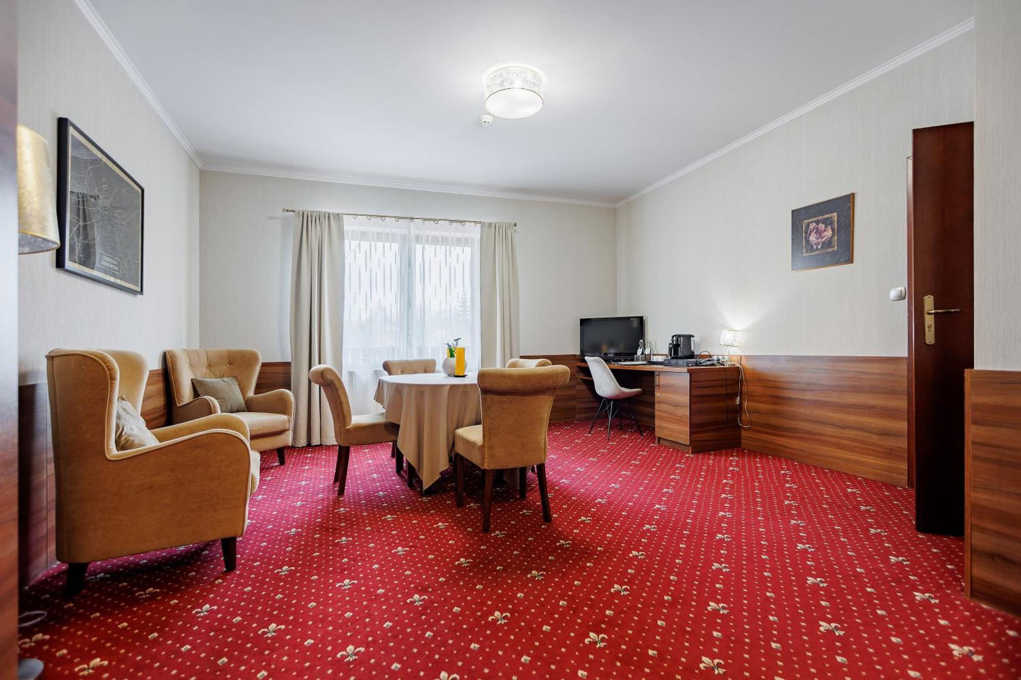 Hotel Cristal Park Dąbrowa Tarnowska Dış mekan fotoğraf
