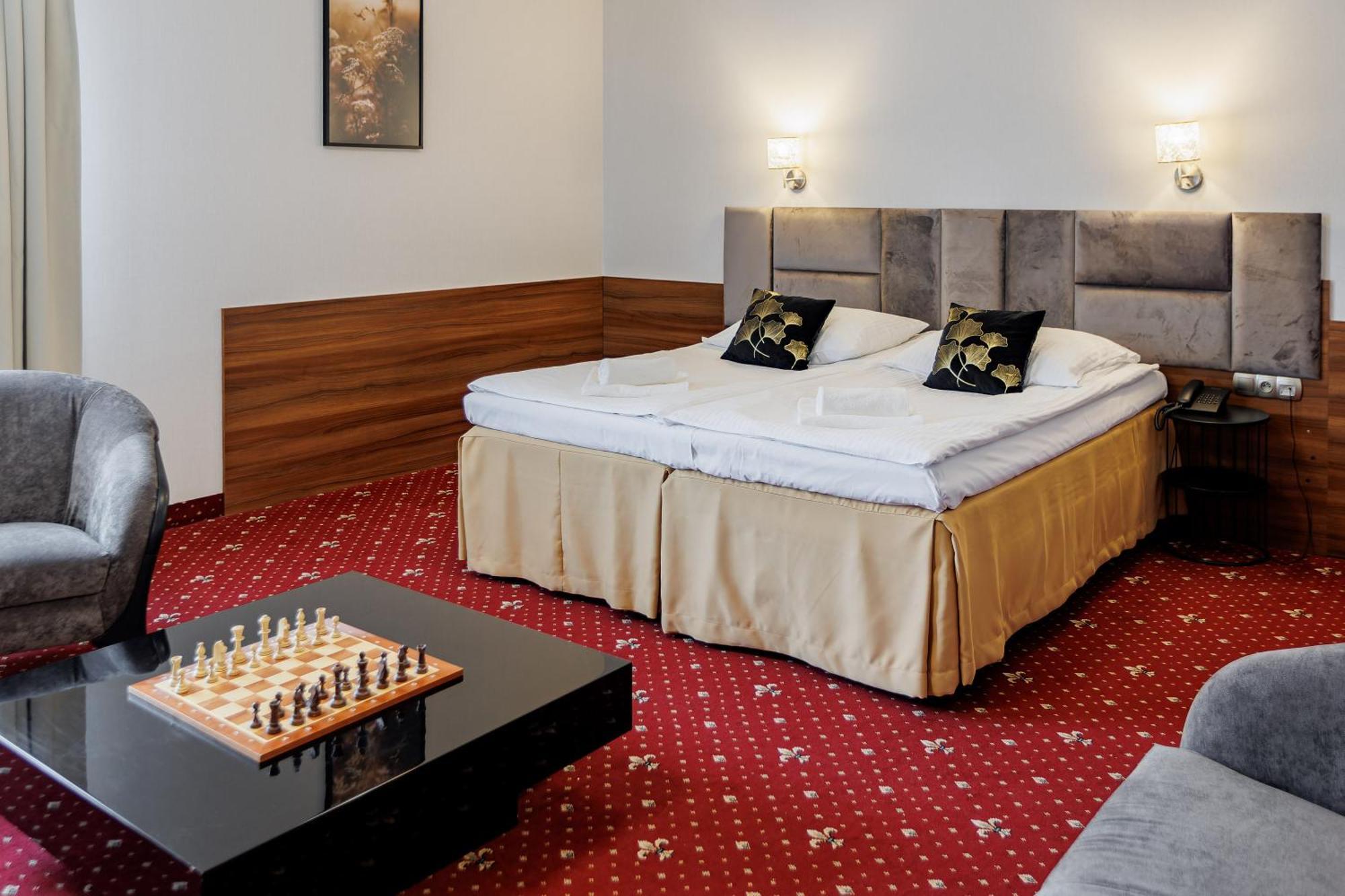 Hotel Cristal Park Dąbrowa Tarnowska Dış mekan fotoğraf