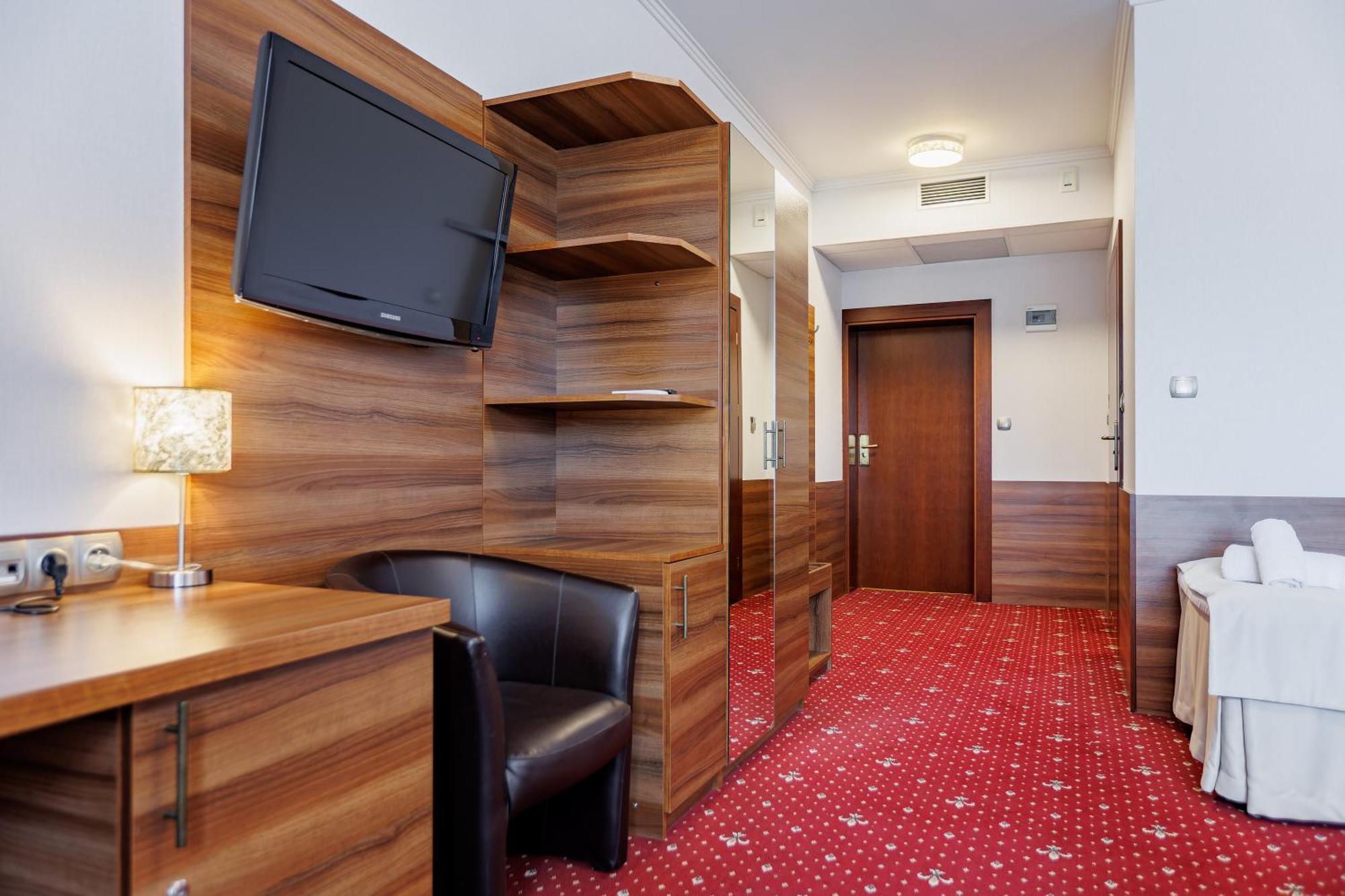 Hotel Cristal Park Dąbrowa Tarnowska Dış mekan fotoğraf