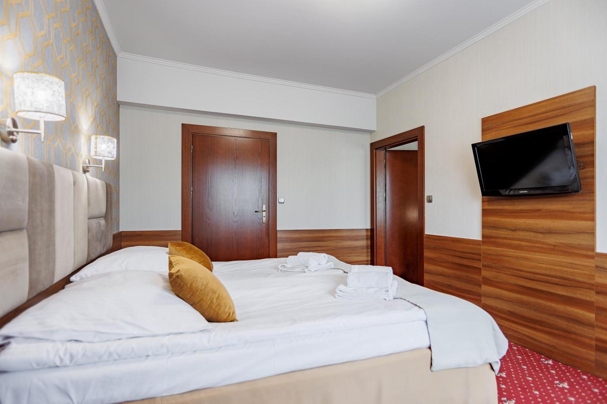 Hotel Cristal Park Dąbrowa Tarnowska Dış mekan fotoğraf
