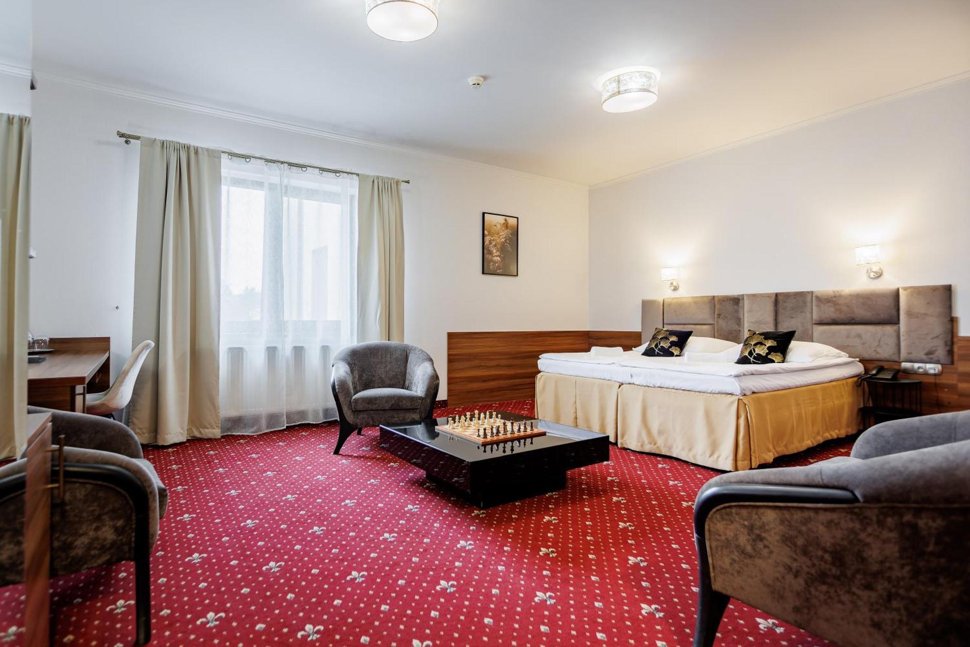 Hotel Cristal Park Dąbrowa Tarnowska Dış mekan fotoğraf