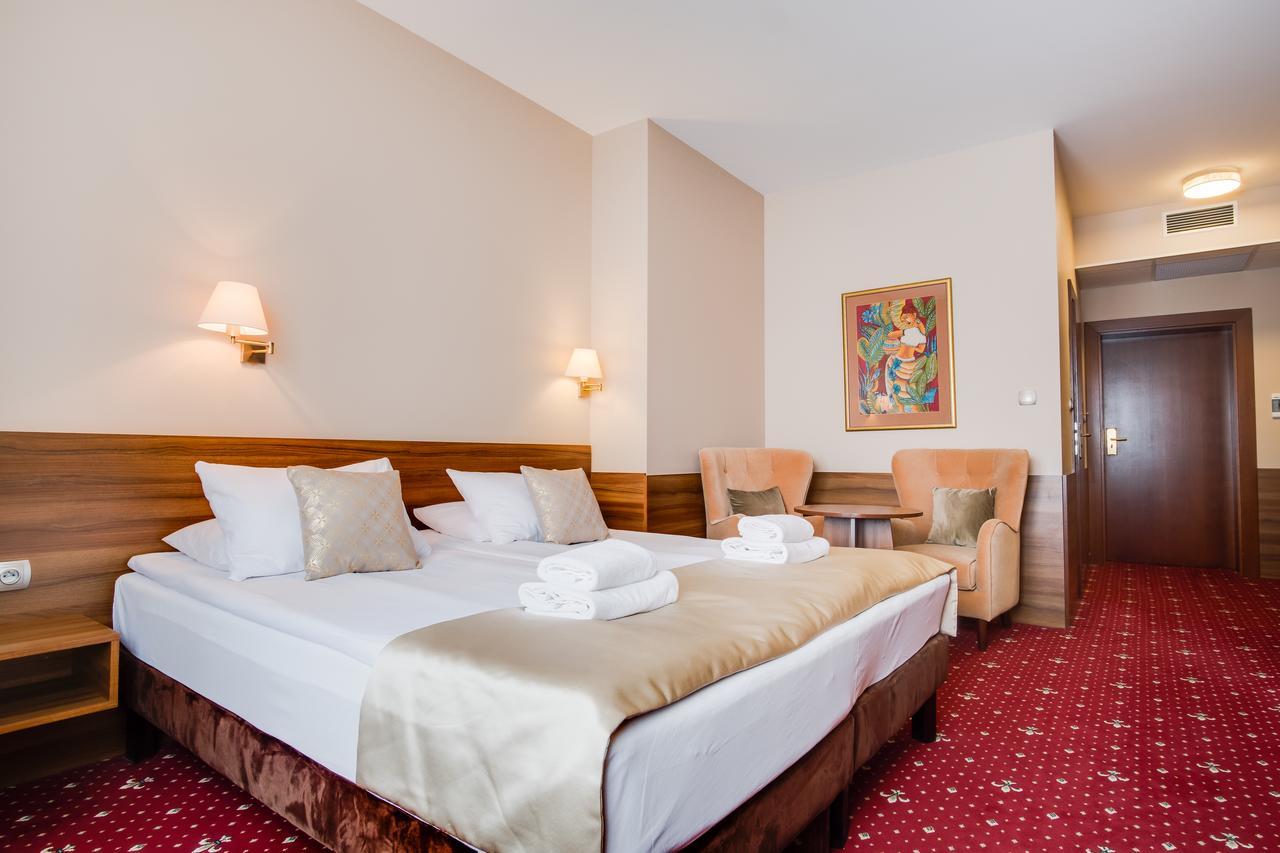 Hotel Cristal Park Dąbrowa Tarnowska Dış mekan fotoğraf