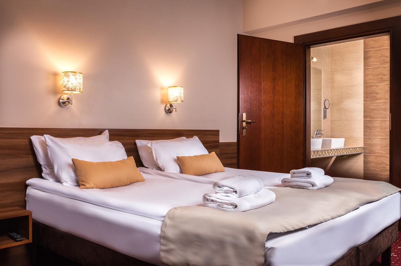 Hotel Cristal Park Dąbrowa Tarnowska Dış mekan fotoğraf